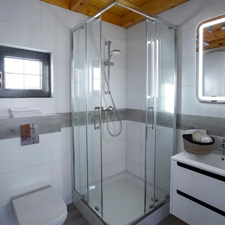 Holiday home Nad Samym Jeziorem Sauna Jacuzzi *